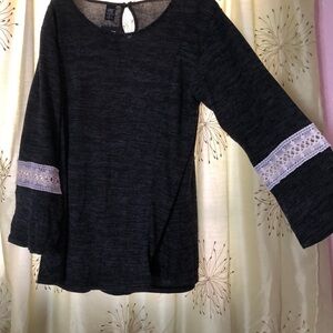 Long Sleeved Shirt with Wide Sleeves